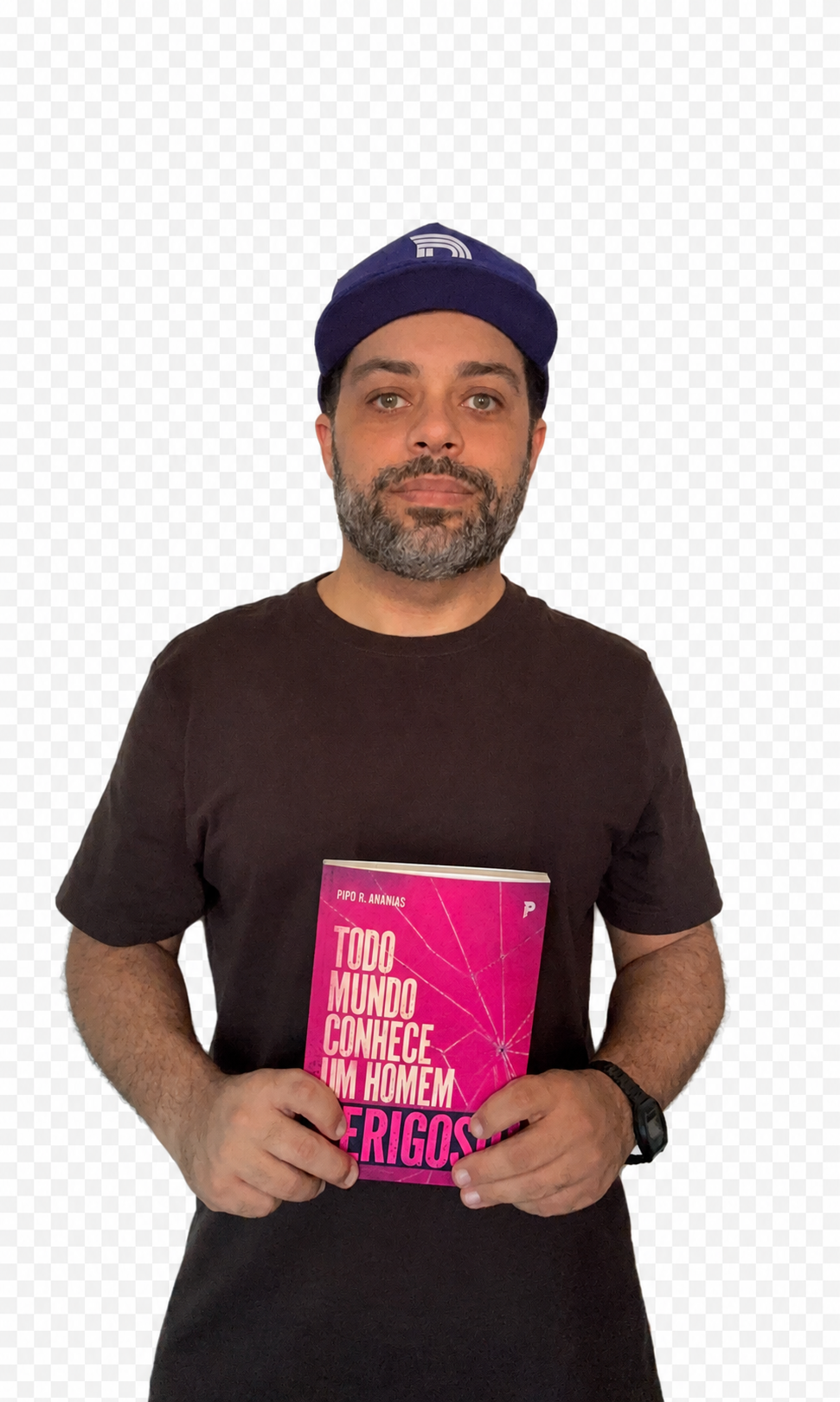 Pipo R. Ananias com o livro Todo Mundo Conhece um Homem Perigoso — foto oficial